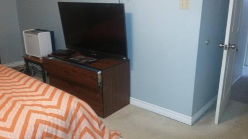 Room in Guest room - Big House Near 401-east And Pickering Town Centre