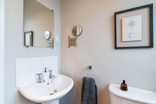 Modern Living 2 Bedroom Apartment South Wilmslow - image 7