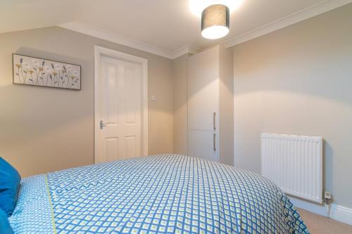 Modern Living 2 Bedroom Apartment South Wilmslow - image 3