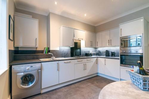 Modern Living 2 Bedroom Apartment South Wilmslow - image 2
