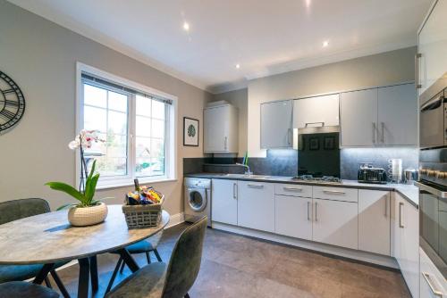 Modern Living 2 Bedroom Apartment South Wilmslow - main image