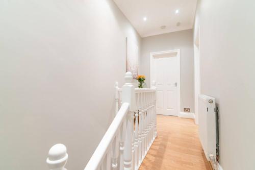 Modern Living 2 Bedroom Apartment South Wilmslow - image 5