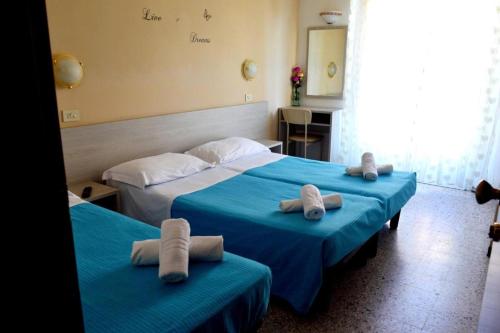 Room in Guest room - New Hotel Cirene Triple Room Economy chambre d'hôte Rimini