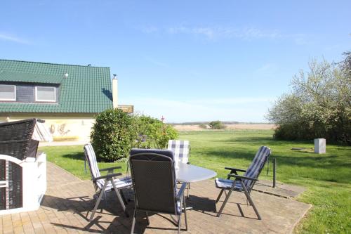 Erkély/terasz, Ferienhaus Kormoran Haus - Terrasse, Garten, am Wasser in Breege