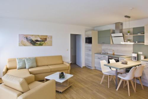 strandnah mit Balkon, gratis Nutzung vom AHOI Erlebnisbad und Sauna in Sellin - Strandhaus Mönchgut FeWo13, Lobbe (fotografie 7)
