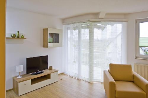 strandnah mit Balkon, gratis Nutzung vom AHOI Erlebnisbad und Sauna in Sellin - Strandhaus Mönchgut FeWo13, Lobbe (fotografie 9)