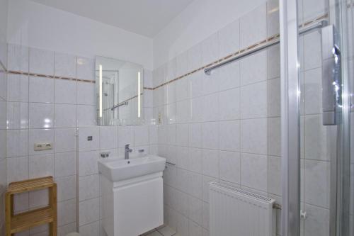 Strandresidenz Brandenburg Ferienwohnung 24 mit Sauna- und Schwimmbadnutzung im AHOI Sellin - image 2