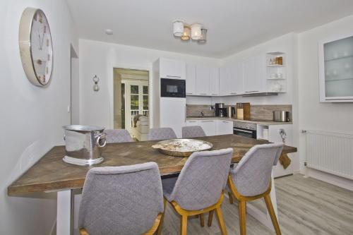 Konyha, Ferienwohnung mit Balkon, Kamin und Sauna - Ferienresidenz Zwei Bodden FeWo 2-9 in Lietzow