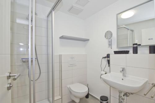 Ferienwohnung mit Terrasse, Kamin, Sauna - Ferienresidenz Zwei Bodden FeWo 2-6 66m von Lietzow entfernt