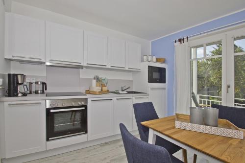Konyha, moderne Ferienwohnung mit Balkon, Meerblick - Ferienresidenz Zwei BoddenFeWo 1-2 in Lietzow