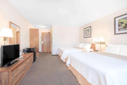 Queen Room with Two Queen Beds - Pet Friendly/Non-Smoking