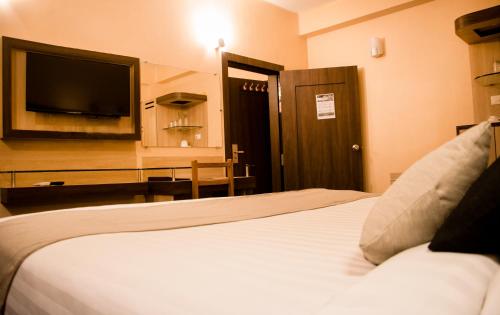 Guestroom, Capital O 16017 Hotel Alpine Continental in Police Bazar