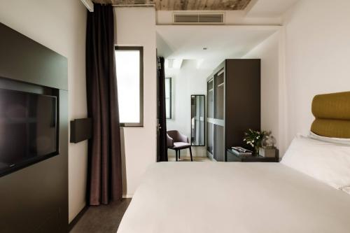 19 ROOMS - image 11