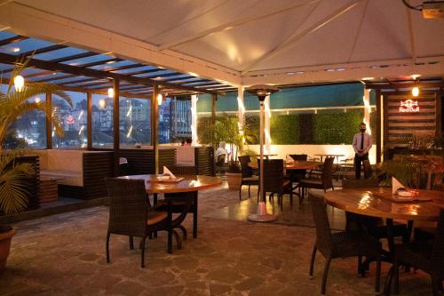 Bar/lounge, Hotel Alpine Continental near Tasty Bud