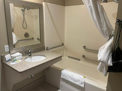 Queen Suite with Mobility/Hearing Impaired Access - Non-Smoking