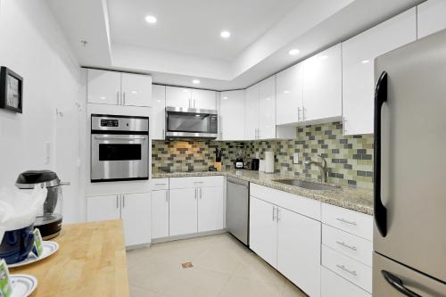 2 BEDROOMS 2 FULL BATHROOMS APT. ON THE BEACH - image 11