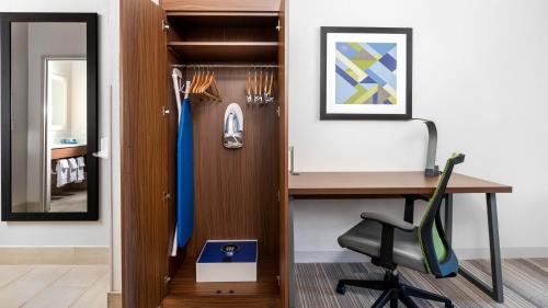 Holiday Inn Express Hotel and Suites Conroe by IHG in Conroe, USA