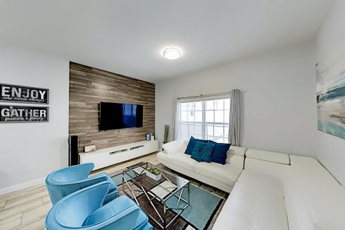 Storey Lake Gem - Private Pool - Lazy River & Pier townhouse - image 3