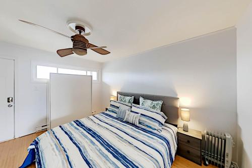Cozy Bay-View Gem - Stroll to Beach & Attractions condo - image 7