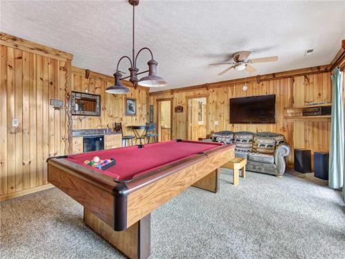 Private Indulgences 2 Bedrooms Pool Access Hot Tub WIFI Sleeps 8 - image 4