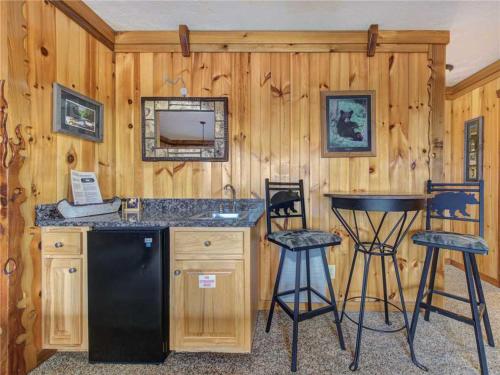 Private Indulgences 2 Bedrooms Pool Access Hot Tub WIFI Sleeps 8 - image 6