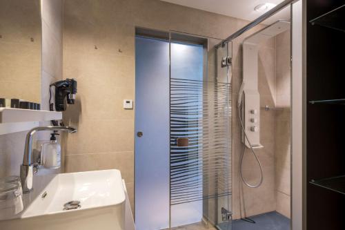 Best Western Plus Golden Lakes Hotel - image 2