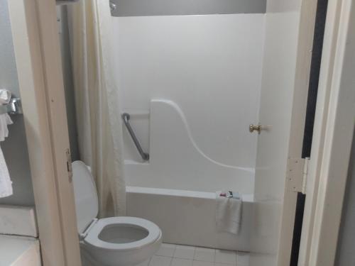 America's Best Value Inn Clarksdale - image 5