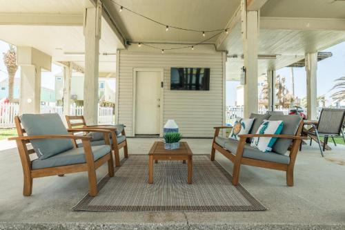 Anchor Down - Sparkling Bay Waterfront Spot- Boat Slip-Easy Walk to Beach! - image 8