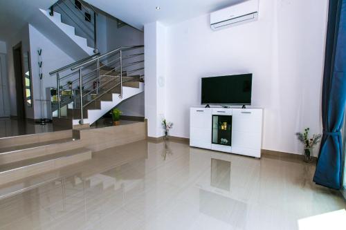 House Green - image 7