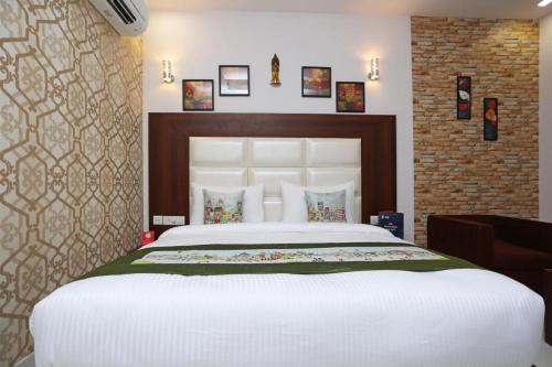Room in Guest room - Hotel Arch -Stunning double bedroom near Aerocity New Delhi