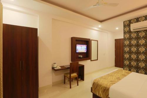 Room in Guest room - Hotel Arch-stunning double bedroom,ideally set in the Mahipalpur district of Ne