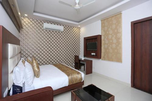 Room in Guest room - Hotel Arch - Deluxe Double Room Near Aerocity New Delhi