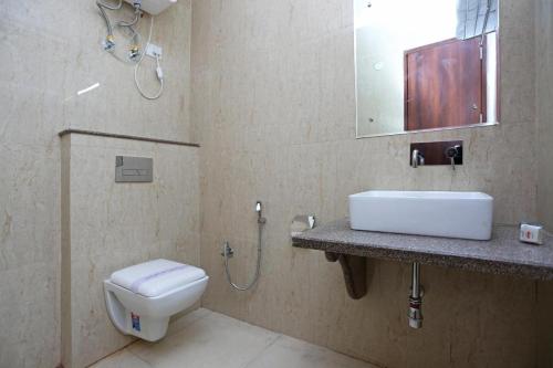 Room in Guest room - Hotel Arch - Deluxe Double Room Near Aerocity