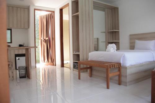 Deluxe Twin Room image 5