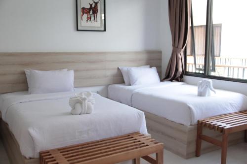 Deluxe Twin Room image 9