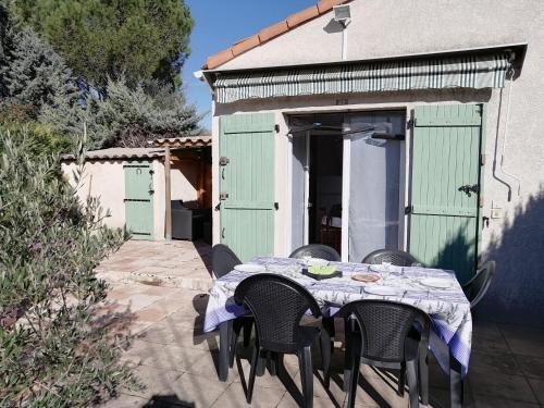 Sous le soleil de Provence Petite maison au calme et très bien équipée de 40m2 avec Wifi -jardin privé-la piscine est commune à la résidence et ouverte du 1er mai au 30 septembre de 09h à 21h,En juillet et aout reservation uniquement du samedi au samedi gîte à louer Forcalqueiret