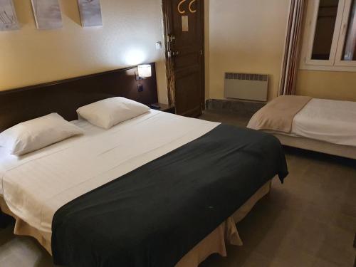 1 king bed, 1 twin bed