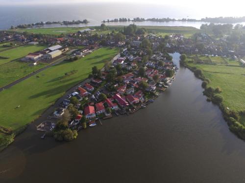  Ferienpark Vislust Chalet direkt an der Gracht mit Bootsanlegesteiger in Wervershoof