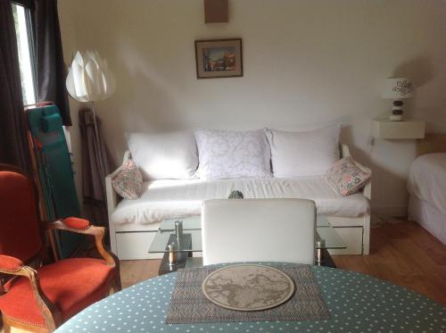 Studio au Cabellou.Acces plage par mon jardin.