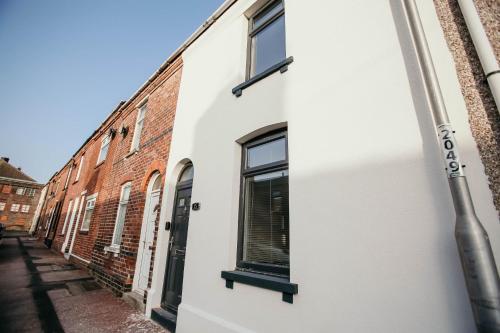 NEWLY REFURBISHED ACCOMMODATION NEAR BAE - image 2