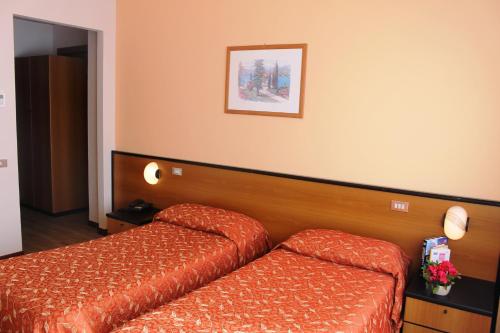 2 twin beds