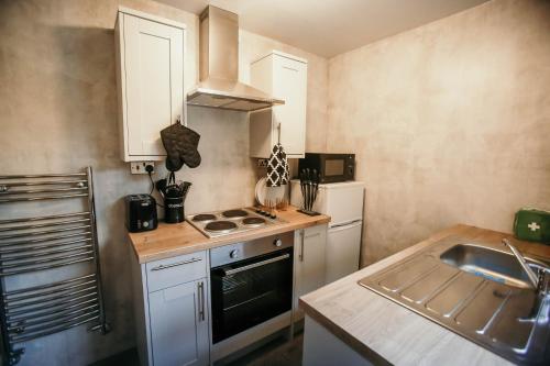 NEWLY REFURBISHED ACCOMMODATION NEAR BAE - image 10