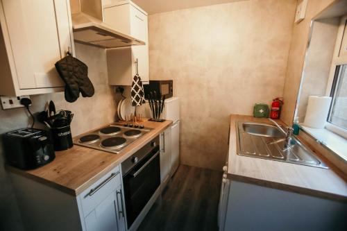 NEWLY REFURBISHED ACCOMMODATION NEAR BAE - image 3