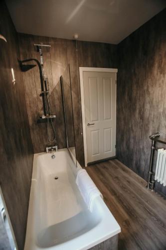 NEWLY REFURBISHED ACCOMMODATION NEAR BAE - image 8