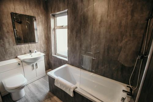 NEWLY REFURBISHED ACCOMMODATION NEAR BAE - image 6