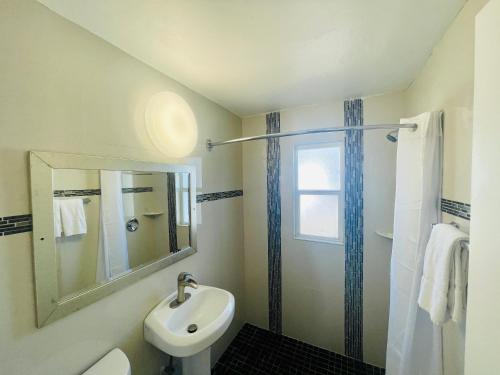 Twin room, deluxe, shower
