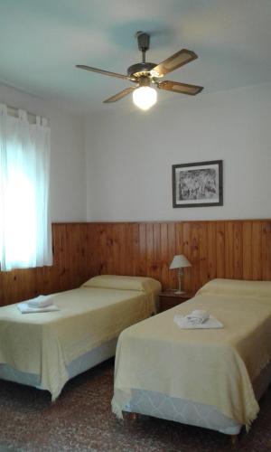 2 twin beds