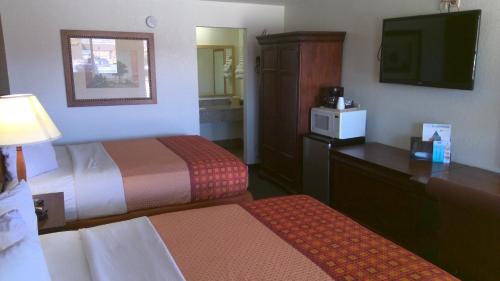 2 queen beds