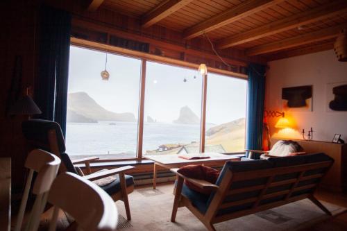 B&B Bøur - Idyllic Vacation Home with a Breathtaking View - Bed and Breakfast Bøur