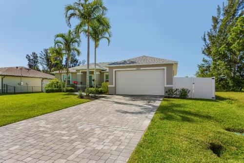 Amazing outdoor living on a freshwater canal, 4 bedrooms, pet-friendly - Villa Becky thumb 2